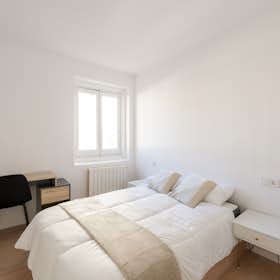 Private room for rent for €875 per month in Madrid, Calle del Conde de Aranda