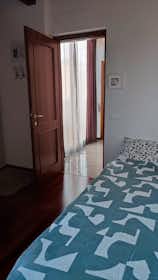Appartement te huur voor € 600 per maand in Bologna, Via Bartolomeo Ramenghi