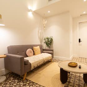 Apartment for rent for €3,400 per month in Barcelona, Carrer del Rec Comtal