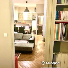 Apartment for rent for €1,894 per month in Paris, Rue de Choiseul
