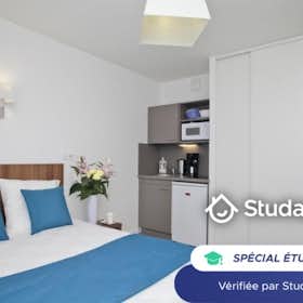 Private room for rent for €869 per month in Rueil-Malmaison, Avenue Victor Hugo