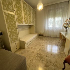 私人房间 正在以 €600 的月租出租，其位于 Scandicci, Via Ugo Foscolo