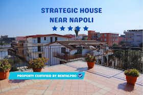 公寓 正在以 €910 的月租出租，其位于 Sant'Antimo, Via Niccolò Machiavelli