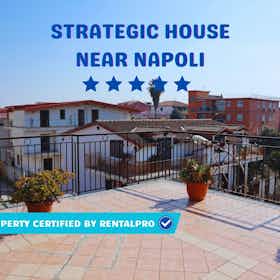 公寓 正在以 €910 的月租出租，其位于 Sant'Antimo, Via Niccolò Machiavelli
