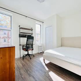私人房间 正在以 $1,087 的月租出租，其位于 Ridgewood, Madison St