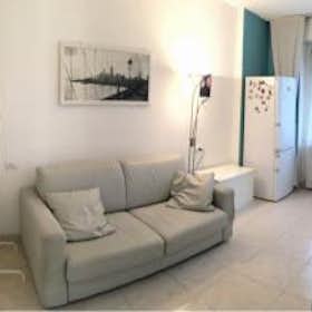 Studio for rent for €700 per month in Cinisello Balsamo, Via Pelizza da Volpedo