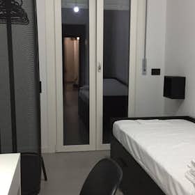 Private room for rent for €600 per month in Milan, Via Luigi Mercantini