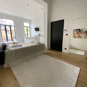Private room for rent for €1,450 per month in Ixelles, Chaussée de Waterloo