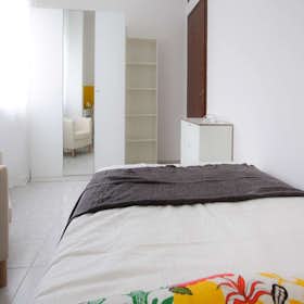 Private room for rent for €865 per month in Milan, Viale Ortles