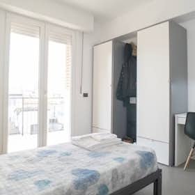 Shared room for rent for €450 per month in Milan, Via Luigi Mercantini