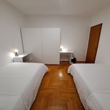 Mehrbettzimmer for rent for 375 € per month in Padova, Via Niccolò Tommaseo