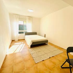 Private room for rent for €480 per month in Alcalá de Henares, Calle Gonzalo Torrente Ballester