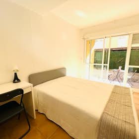 Private room for rent for €499 per month in Alcalá de Henares, Calle Gonzalo Torrente Ballester