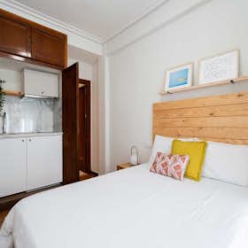 Private room for rent for €1,250 per month in Madrid, Calle de Evaristo San Miguel
