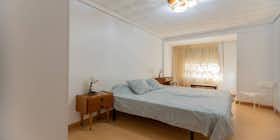 Private room for rent for €400 per month in La Pobla de Vallbona, Carrer 13