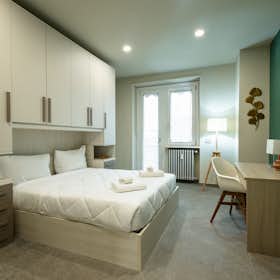 Appartement te huur voor € 1.600 per maand in Turin, Via Canelli