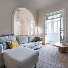 Apartment for rent for €3,000 per month in Porto, Rua de António Cândido