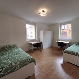 Apartment for rent for €1,950 per month in Stuttgart, Möhringer Straße