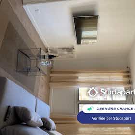 Apartment for rent for €1,600 per month in Paris, Rue de Wattignies