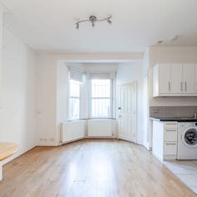 Monolocale for rent for 1.600 £ per month in London, Chiswick High Road