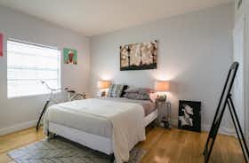 Отдельная комната сдается в аренду за $2,399 в месяц в Van Nuys, Burbank Blvd