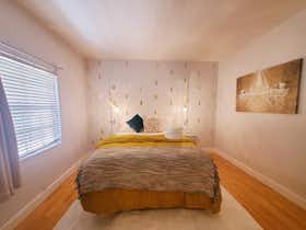 Отдельная комната сдается в аренду за $1,999 в месяц в Van Nuys, Burbank Blvd