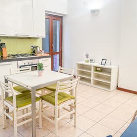 Appartement te huur voor € 900 per maand in Milan, Via Punta Licosa