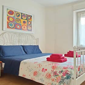 Apartment for rent for €1,520 per month in Milan, Via Caccialepori