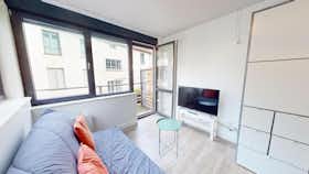 Appartement te huur voor € 450 per maand in Saint-Étienne, Rue des Armuriers