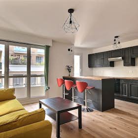 Apartment for rent for €1,802 per month in Paris, Rue Villiers-de-l'Isle-Adam