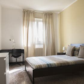 Private room for rent for €705 per month in Milan, Via Federico Engels