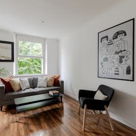Apartment for rent for €4,209 per month in London, Ainger Road