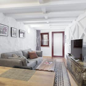 Apartment for rent for €100 per month in Porto, Rua dos Caldeireiros
