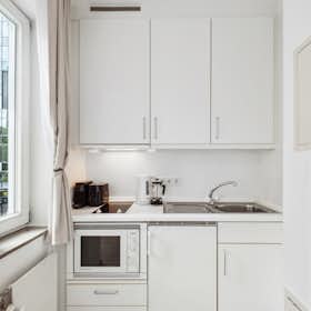 Apartment for rent for €1,400 per month in Frankfurt am Main, Klüberstraße