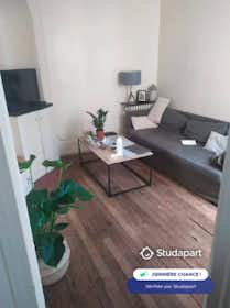 Mieszkanie do wynajęcia za 460 € miesięcznie w mieście Antibes, Avenue Gambetta