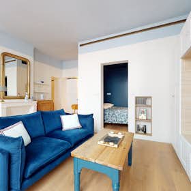 Apartment for rent for €2,550 per month in Paris, Rue de la Forge-Royale