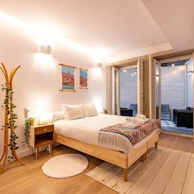 Apartment for rent for €100 per month in Porto, Rua de Mouzinho da Silveira