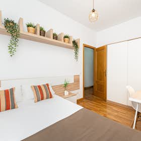 Private room for rent for €675 per month in Madrid, Calle de O'Donnell