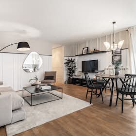 Apartment for rent for €3,297 per month in Madrid, Calle de Velarde