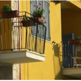 Privé kamer te huur voor € 350 per maand in Rosolini, Via Giulio Cesare