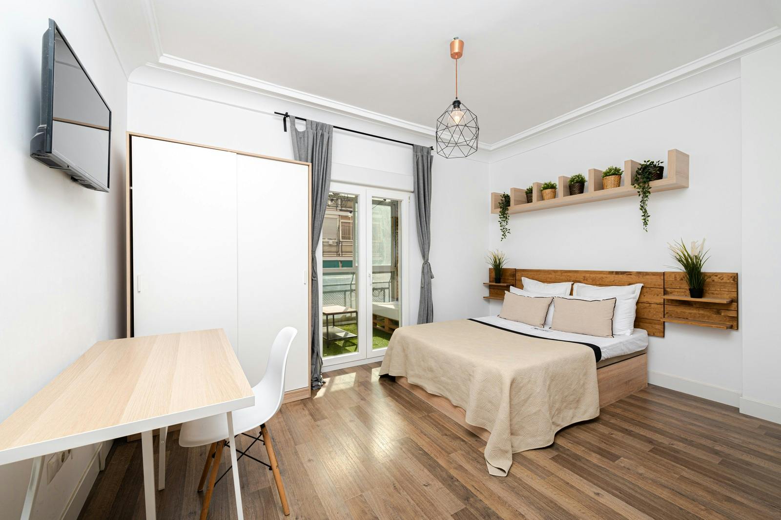 Private room in Calle de Valencia, Madrid (1491545) room image 1