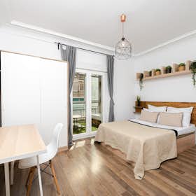 Private room for rent for €825 per month in Madrid, Calle de Valencia