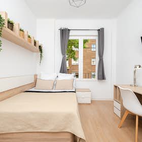 Private room for rent for €775 per month in Madrid, Calle de Fernando el Católico
