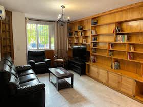 Private room for rent for €350 per month in Granada, Calle Iznájar