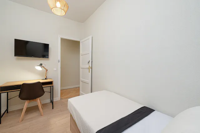 Private room in Calle Marqués de Urquijo, Madrid (1491821) room image 2