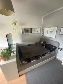 Appartement te huur voor € 1.400 per maand in Bonn, Sebastianstraße