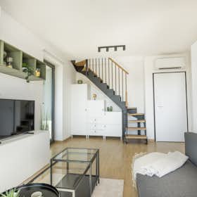 Apartamento en alquiler por 3100 € al mes en Rome, Via Alberto Pollio