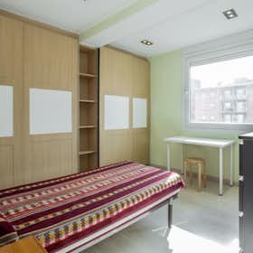 Private room for rent for €690 per month in Barcelona, Avinguda Meridiana