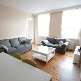 Apartment for rent for €1,400 per month in Ixelles, Rue Lesbroussart