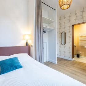 Private room for rent for €1,255 per month in Courbevoie, Rue Eugène Caron